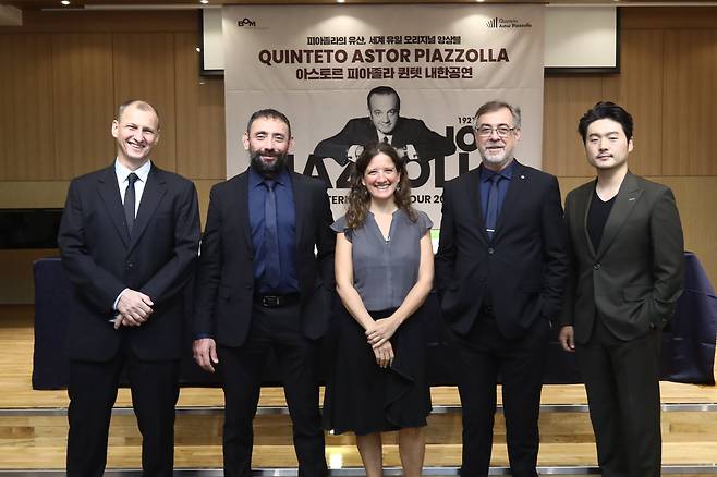 27일 서울 서초구 코스모스아트홀에서 기자간담회를 가진 아스토르 피아졸라 퀸텟과 바리톤 이응광. 왼쪽부터 훌리안 바트 음악감독, 바이올리니스트 세르다르 겔디무라도프, 피아니스트 바바라 바라시 페가, 더블베이시스트 다니엘 팔라스카, 이응광.봄아트프로젝트 제공