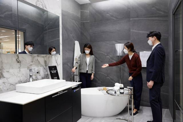 LX지인 인테리어 지인스퀘어 롯데백화점 구리점에서 고객들이 욕실 제품을 살펴보고 있다. /사진 제공=LX하우시스