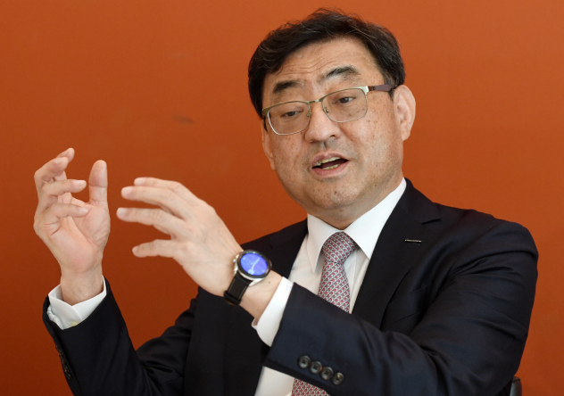 김무환 포스텍 총장이 서울경제와 만나 애플 등 글로벌 기업과 4차 산업혁명 대응을 위한 해법을 모색하겠다고 밝히고 있다.