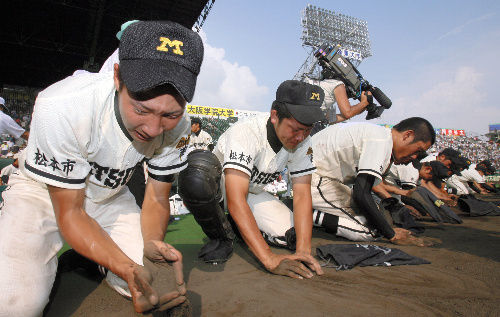 고시엔 시합에서 패배한 팀 선수들이 더그아웃 앞의 흙을 주머니에 담는 모습. ⓒGoogle 갈무리