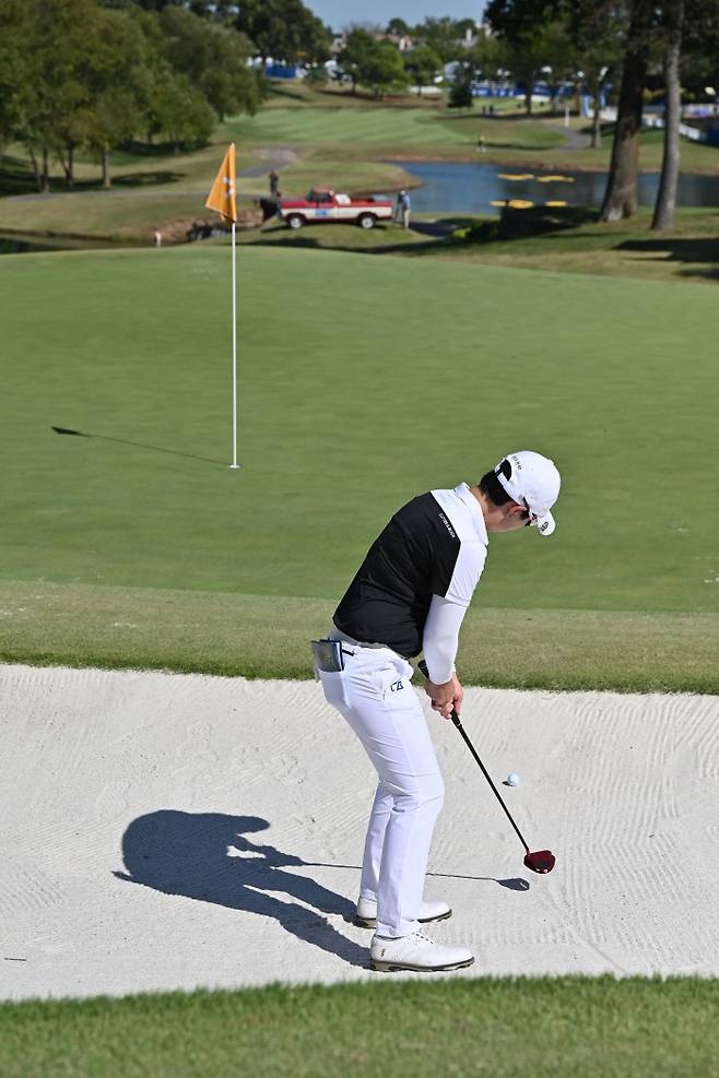 지은희가 26일 미국 아칸소주 로저스의 피나클CC에서 열린 LPGA 투어 월마트 NW 아칸소 챔피언십 최종라운드 18번홀(파5)에서 벙커에서 이글을 노리며 퍼터로 3번째 샷을 시도 하고 있다. ㅣ게티이미지
