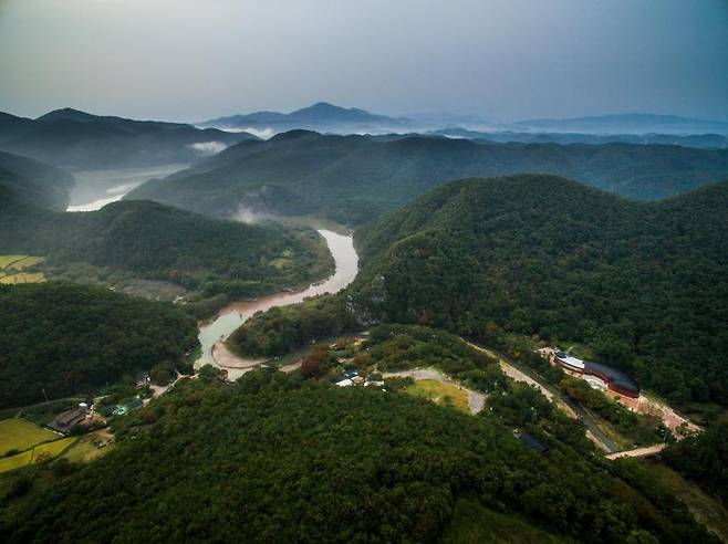 울산암각화박물관과 반구대 일원 [울산암각화박물관 제공. 재판매 및 DB 금지]