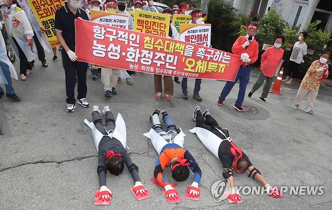 "광주 농성동 상습침수 해결" 주민들 오체투지 (광주=연합뉴스) 천정인 기자 = 27일 오후 광주 서구 화정·농성동 거리에서 침수피해 주민대책위원회 관계자들이 침수 피해 예방을 위한 하수관거 공사를 요구하며 오체투지를 하고 있다. 2021.9.27 iny@yna.co.kr