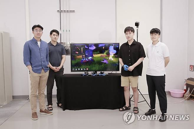 가상현실 장갑 기술 개발한 UNIST 연구진 (울산=연합뉴스) 울산과학기술원(UNIST)은 가상현실에서 물체를 만지고 느낄 수 있는 장갑 기술을 개발했다고 27일 밝혔다. 이 기술을 개발한 배준범(왼쪽) 기계공학과 교수팀. 2021.9.27 [UNIST 제공. 재판매 및 DB 금지] canto@yna.co.kr