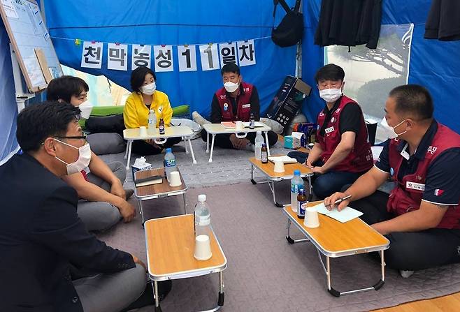 엘지화학 청주공장 노조원들과 대화 나누는 심상정 의원 [심상정 캠프 제공. 재판매 및 DB 금지]