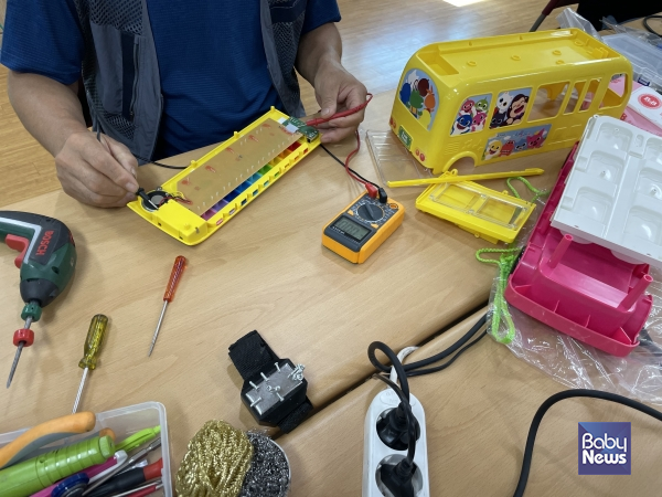 이번 장난감병원에 총 56점의 고장난 장난감이 수거됐고, 이중 42점의 장난감이 수리됐다. 아예 부품을 교체해야 하거나, 분해가 안 되는 장난감은 안타깝게도 수리 불가한 장난감이었다. ⓒ노원구육아종합지원센터