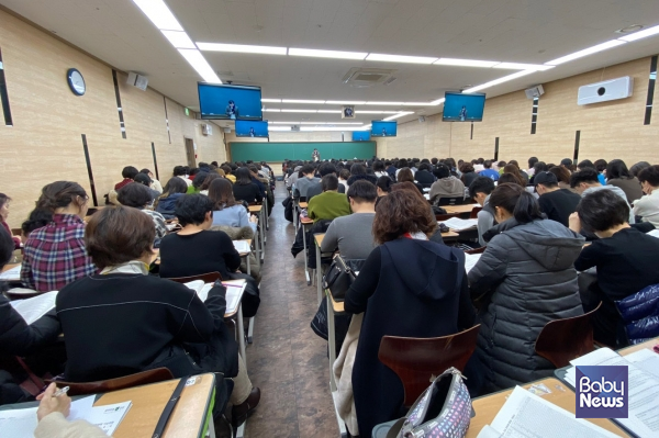 이강현 이강학원 대표가 대학수학능력시험 입시전략 설명회를 진행하고 있다. 사진은 코로나19 이전에 진행된 설명회 모습. ⓒ이강학원
