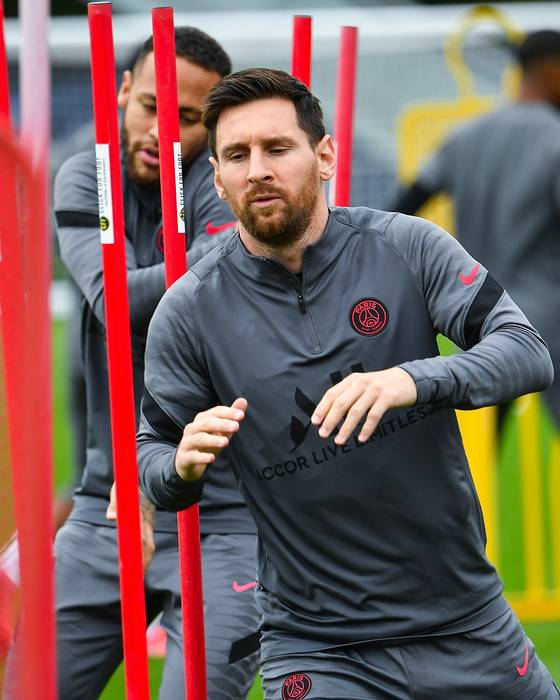 PSG 선수들과 훈련하는 메시. 〈사진=PSG 페이스북〉