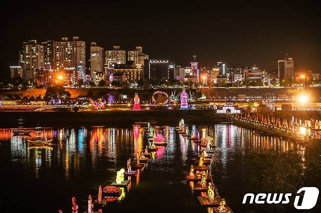공주시 금강신관공원 미르섬과 금강교 일원이 아름다운 빛으로 물들며 관람객들의 발길을 붙잡고 있다.© 뉴스1