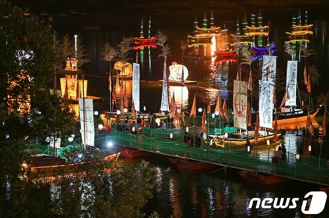 금강을 가득 채운 ‘황포돛배’ 475척은 해상강국 백제의 위용을 드러내며 관람객들의 시선을 압도하고 있다.© 뉴스1