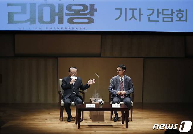 배우 이순재와 이현우 감독(오른쪽)이 28일 오전 서울 서초구 예술의전당에서 열린 연극 ‘이순재의 리어왕’ 기자간담회에 참석해 인사말을 하고 있다. 영국의 대문호 셰익스피어가 쓴 '리어왕'은 삶의 비극과 인생에 대한 근본적인 성찰을 아름다운 시적 표현으로 담아낸 작품이다, 2021.9.28/뉴스1 © News1 권현진 기자
