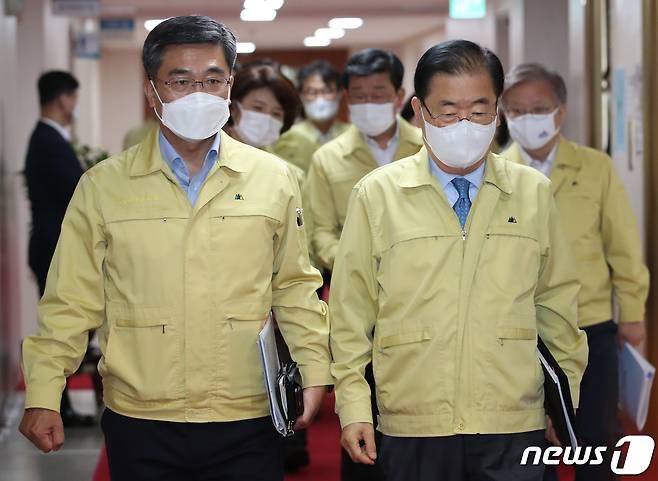 정의용 외교장관과 서욱 국방장관이 28일 서울 종로구 정부서울청사에서 열린 국무회의에 참석하고 있다. 2021.9.28/뉴스1 © News1 송원영 기자
