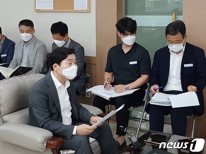 기자브리핑을 하고 있는 대전교육청 김선용 행정국장© 뉴스1