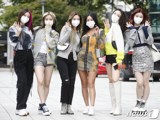 Seoul=) = Singer Jessie is taking a commemorative photo by meeting with her junior girl group ITZY (ITZY) while she is on her way to work for a broadcast on SBS in Mok-dong, Yangcheon-gu, Seoul, on the afternoon of the 28th.From left: Yezi, Ryu Jin, Lia, Jessie, Yuna, Chae Ryeong. 2021.9.28