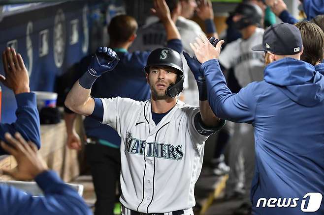 미치 해니거는 28일(한국시간) 오클랜드전에서 3점짜리 홈런 2개를 때려 시애틀의 대승을 이끌었다. © AFP=뉴스1