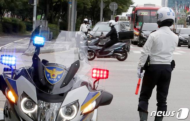 경찰이 28일 인천시 연수구 송도동에서 교통법규를 위반한 이륜차를 단속하고 있다. 2021.9.28/뉴스1 © News1 정진욱 기자