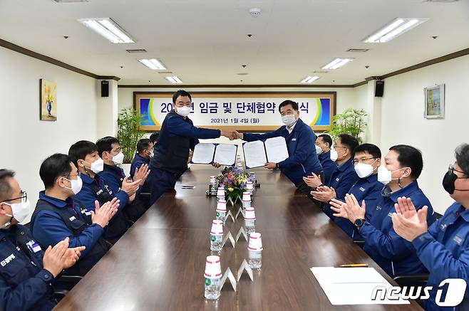 현대미포조선 노사의 2020년 임금 및 단체협약 조인식 모습.© 뉴스1