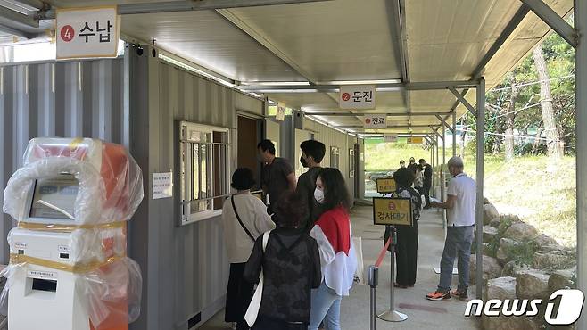 지난 23일 오전 경남 창원시 소재 창원파티마병원 선별진료소에서 시민들이 코로나19 검사를 받기 위해 줄을 지어 대기하고 있는 모습.© 뉴스1 강정태 기자