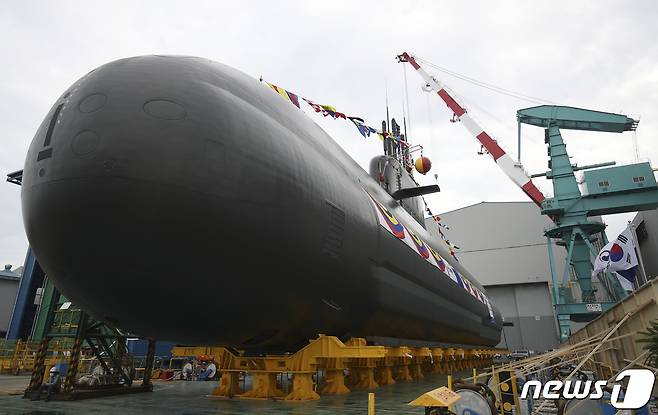 28일 오후 울산 동구 현대중공업에서 3000톤급 잠수함인 '장보고-Ⅲ 배치(Batch)-I' 3번함 '신채호함' 진수식이 열리고 있다. 이 잠수함은 일제강점기 민족의식 고취에 앞장선 사학자이자 독립운동가인 신채호 선생(1880년~1936년)을 기려 '신채호함'으로 명명했다. 신채호함에는 지난 15일 잠수함 발사에 성공한 잠수함발사탄도미사일(SLBM)이 탑재된다. 2021.9.28/뉴스1 © News1 윤일지 기자