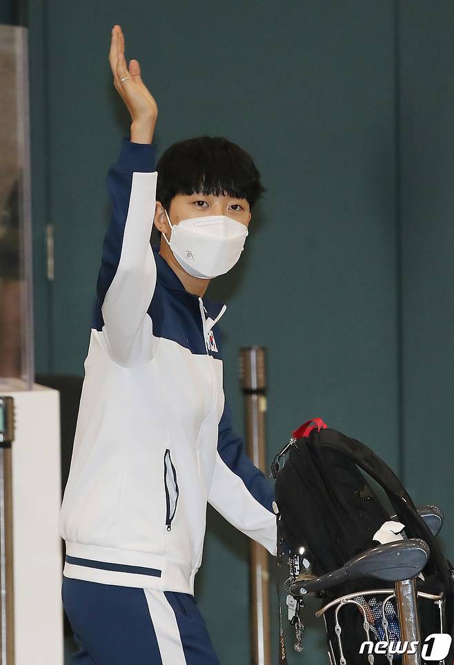 대한민국 요자 양궁 대표팀 안산이 28일 오후 인천국제공항을 통해 귀국하며 팬들에게 손을 흔들고 있다. 2021.9.28/뉴스1 © News1 임세영 기자