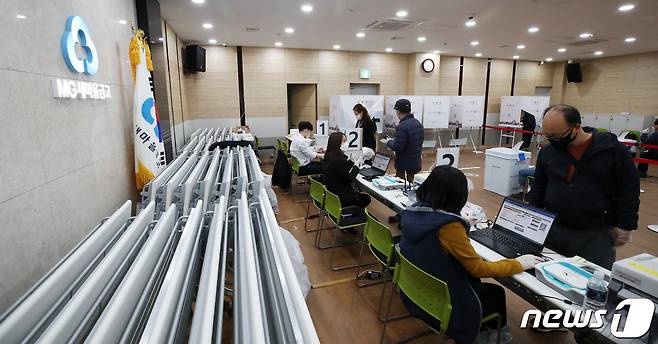 새마을금고 용마점에 마련된 사전투표소에서 유권자들이 투표를 하고 있다. 뉴스1 자료사진./뉴스1 © News1