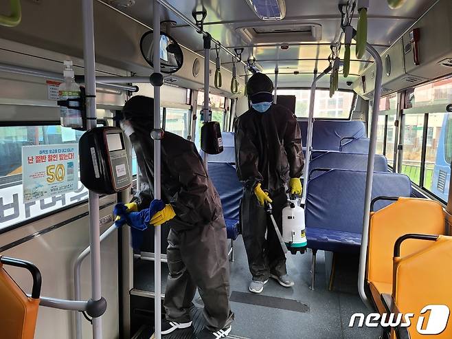 대전시는 공공근로 참여자 132명을 선발, 10월부터 연말까지 984대의 시내버스 코로나19 방역 업무에 투입하기로 했다. (대전시 제공) ©뉴스1