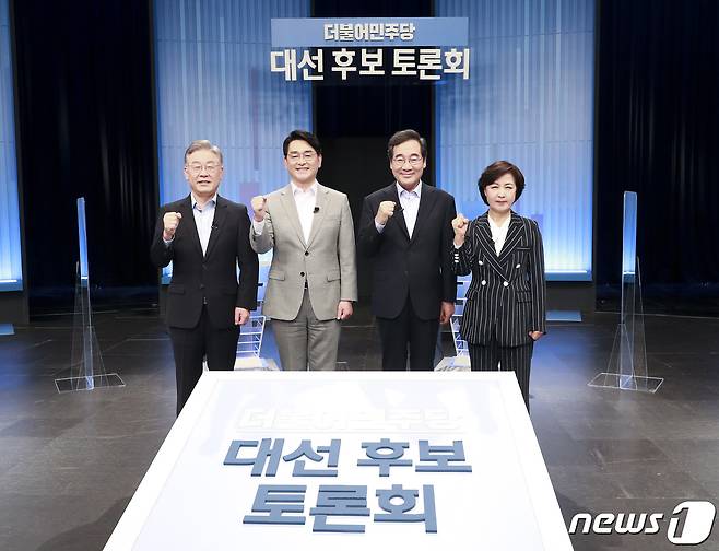 이재명(왼쪽부터), 박용진, 이낙연, 추미애 더불어민주당 대선 경선 후보가 28일 오후 서울 양천구 목동 SBS에서 열린 TV 토론회를 앞두고 기념촬영을 하고 있다. 2021.9.28/뉴스1 © News1 국회사진취재단