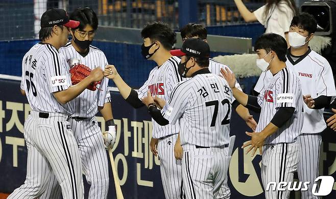 28일 오후 서울 잠실야구장에서 열린 '프로야구 2021 신한은행 SOL KBO리그' 롯데자이언츠와 LG트윈스의 경기에서 LG 선발 배재준이 1회초 실점 없이 이닝을 마친 후 덕아웃 동료들과 하이파이브 하고 있다. 2021.9.28/뉴스1 © News1 김진환 기자