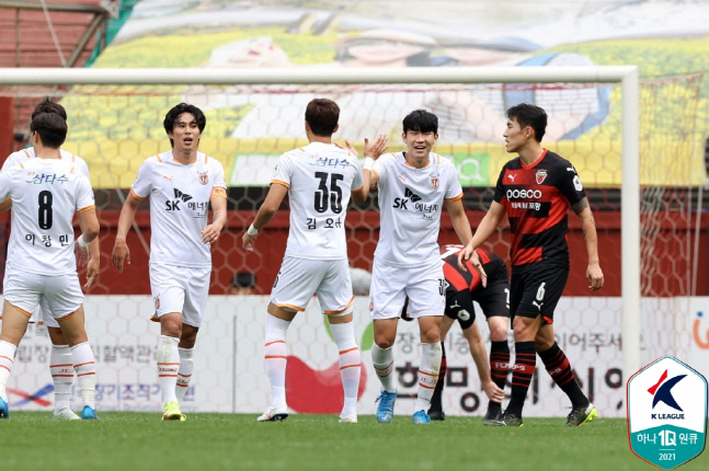 제주 유나이티드 김봉수(가운데)가 지난 25일 포항 스틸러스전에서 팀의 네 번째 득점을 한 후 기뻐하고 있다. 제공 | 한국프로축구연맹