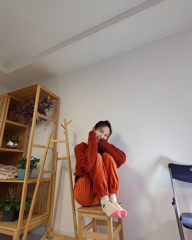 Broadcaster Jang Youngran showed off her fresh beauty.Jang Youngran posted several photos on his SNS on the 28th with the article I suffered today.The photo showed Jang Youngran sitting on a chair and making a fresh look. Jang Youngran doubled his cuteness with red knit and orange pants.Jang Youngrans human vitamin beauty, which is smiling brightly, stands out.On the other hand, Jang Youngran has a doctor, a marriage, and a male and female in 2009.Husband in Jang Youngran is about to open a clinic.