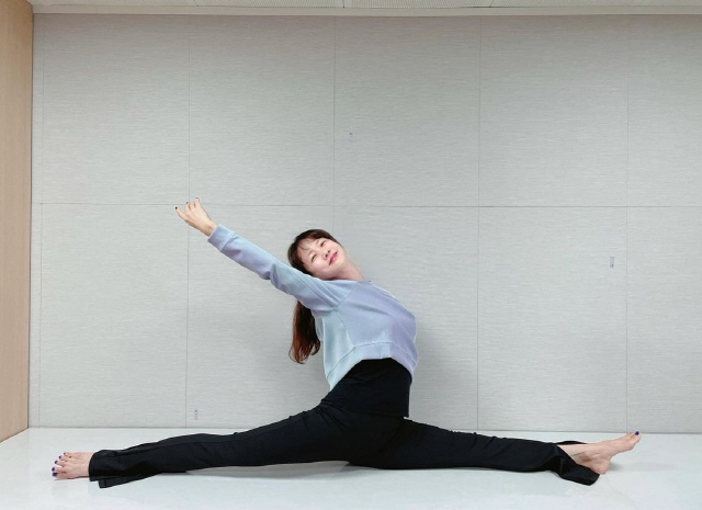 Broadcaster Park So-hyun flaunts stunning Yoo Yeon-seongSBS PowerFM Park So-hyuns Love Game official SNS on the 28th Rasongs cause of heat.Concentrate on pine cones This is the world that has been training for 30 years.I showed my tricks hard in the studio. In the photo, Park So-hyun, who boasts an amazing yoo Yeon-seong, was surprised by the tightness of his legs and belly.The team also admired the viewers as well as the production team, who easily tore their legs. Park So-hyun, who has been in charge for 30 years, has been in charge of his remarkable self-management.On the other hand, Broadcaster Park So-hyun is broadcasting and radioing MBC Everlon Video Star and SBS PowerFM Love Game of Park So-hyun.