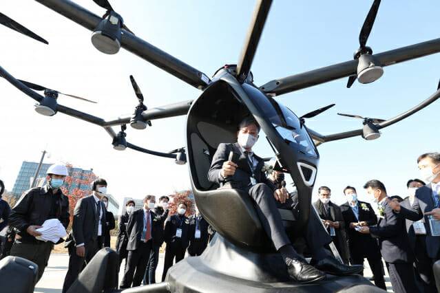 지난해 열린 에어택시 실증 비행에서 손명수 전 국토교통부 제2차관이 1인승  드론에 탑승해 기기를 조작하고 있다.