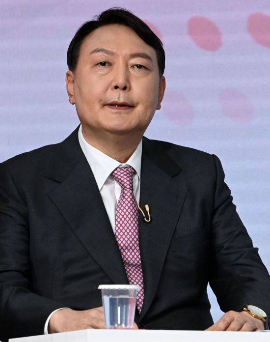 윤석열 국민의힘 대선 예비후보가 지난 23일 서울 강서구 ASSA 스튜디오에서 열린 국민의힘 제20대 대통령후보자 선거 제2차 방송토론회에서 토론을 준비하고 있다. [이미지출처=연합뉴스]