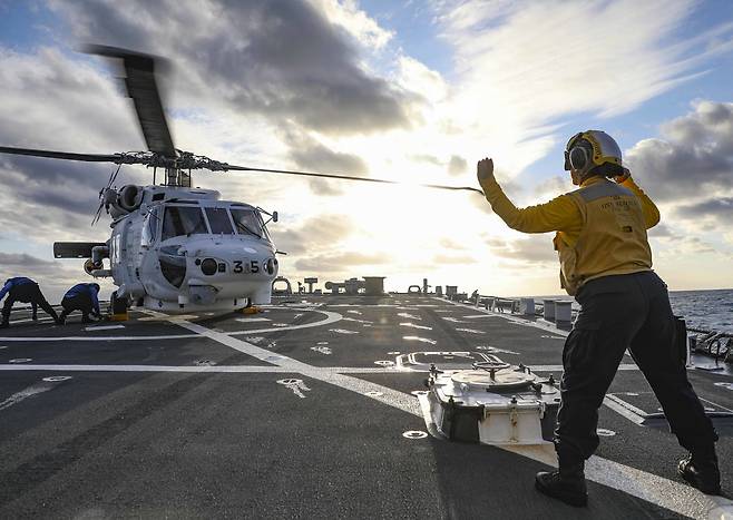 최근 동해에서 대잠수함 훈련을 한 일본 해상자위대 소속 SH-60 헬기가 미 7함대 소속 이지스 구축함 벤포드에 착함하고 있다./미 해군 트위터