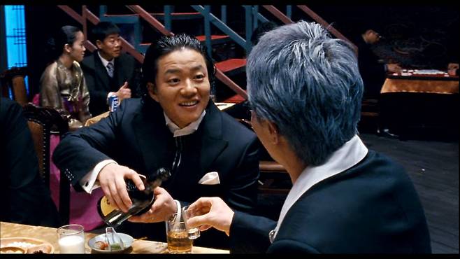 지역 개발 사업을 욕심낸 조폭 필호를 연기한 이범수는 살벌한 연기력을 보여준다. /영화 짝패