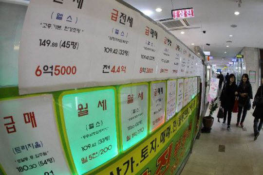 4월 1일 오후 서울 송파구 잠실의 한 아파트 상가 내 부동산 중개업소가 밀집해 있는 모습.