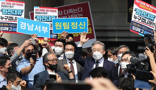 더불어민주당 이재명 대선 경선 후보가 지난 24일 오후 경남 창원시 의창구 경남도의회 입구에서 '화천대유'와 관련한 설명을 하고 있다./연합뉴스