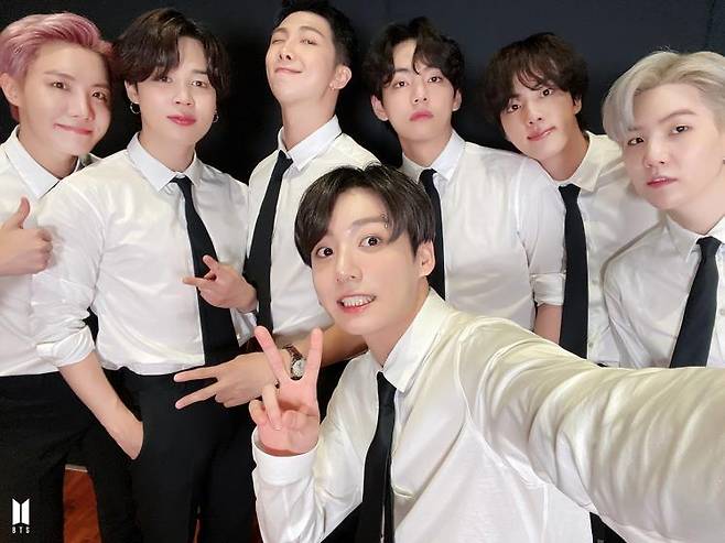방탄소년단 (@BTS_official)