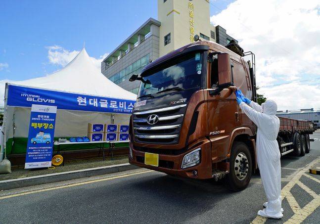 현대글로비스 관계자가 지난 27일 울산화물터미널을 이용하는 화물차 운전자에게 안전용품세트를 전달하고 있다.ⓒ현대글로비스