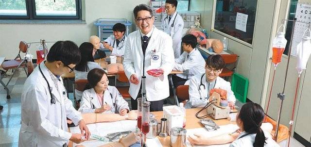 김도형 단국대 의대 호흡기 알레르기 내과 교수가 의과대학 학생들에게 안전 수혈에 대해 가르치고 있다. 단국대는 최근 교육부가 추진하는 ‘디지털 신기술 인재 양성 혁신공유대학 사업’ 중 바이오헬스 분야 컨소시엄 주관 대학에 선정됐다. 단국대와 컨소시엄 대학들은 2026년까지 약 600억 원을 지원받아 2만5000명의 전문 인력을 키운다. 단국대 제공