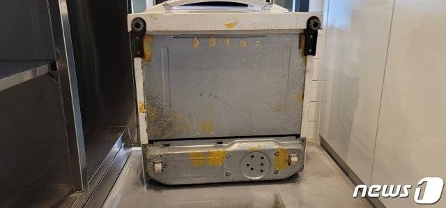 현금 1억원이 붙어있던 김치냉장고.(제주서부경찰서 제공) 2021.9.28/뉴스1ⓒ News1