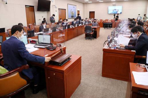 27일 서울 여의도 국회에서 열린 산업통상자원중소벤처기업위원회 전체회의에서 이학영 위원장이 의사봉을 두드리고 있다. 사진=뉴시스