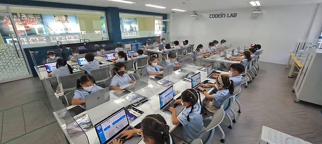 청원초 학생들이 스마트 교실 환경에서 맥북을 이용해 SW교육을 하고 있다.