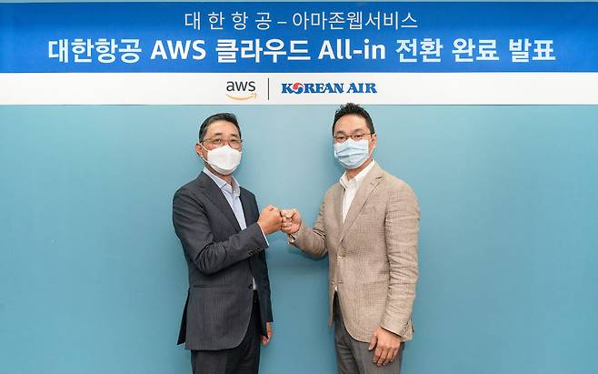 함기호 AWS 코리아 대표(왼쪽)와 장성현 대한항공 마케팅/IT부문 부사장이 28일 오전 역삼동 AWS코리아 사무실에서 대한항공 AWS 클라우드 전환완료 미디어 브리핑을 진행했다.