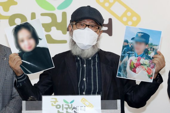 선임에게 성추행을 당한뒤 극단적 선택을 한 공군 故 이 중사 아버지가 28일 오전 서울 마포구 군인권센터에서 열린 '공군 성추행 사망사건' 군수사 관련 기자회견에서 딸 이중사의 사진을 들고 진상규명을 촉구하고 있다. 사진=뉴스1화상