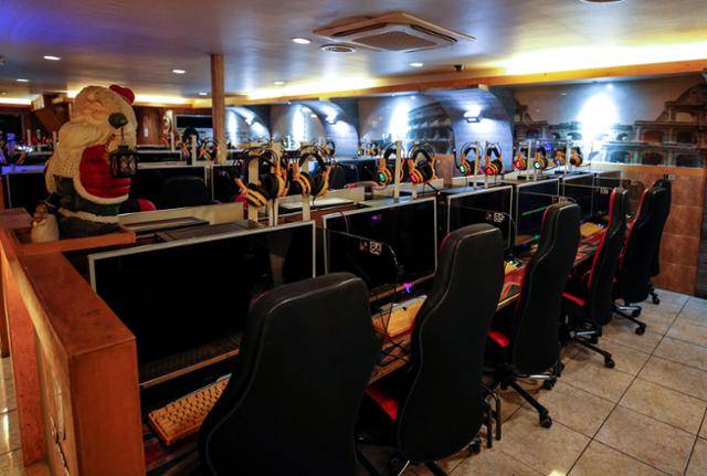 청소년의 새벽 시간 게임 접속을 막는 '셧다운제'를 폐지하는 법이 28일 국회 여성가족위원회 법안소위를 통과했다. 셧다운제는 만 16세 미만 청소년은 자정부터 오전 6시까지 온라인 게임에 접속할 수 없도록 하는 내용으로 2011년 시행됐다. 사진은 지난달 26일 오전 서울에 위치한 PC방의 모습. 뉴시스