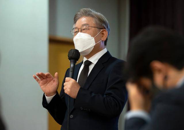 이재명 경기지사가 28일 서울 영등포구 중앙보훈회관에서 자신을 지지하는 의원 모임인 성공포럼이 주최한 개발이익 환수 법제화 토론회에서 인사말을 하고 있다. 뉴시스