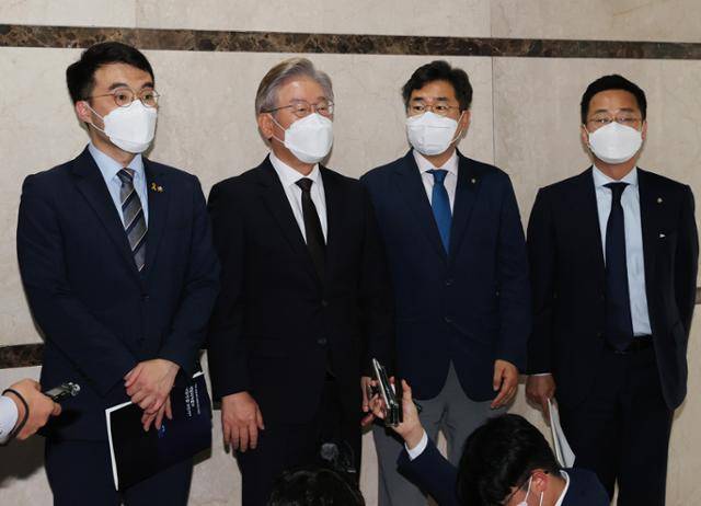 이재명(왼쪽 두 번째) 경기지사가 28일 서울 영등포구 중앙보훈회관에서 열린 개발이익 환수 법제화 긴급토론회에서 축사를 마친 후 취재진의 질문에 답하고 있다. 뉴시스