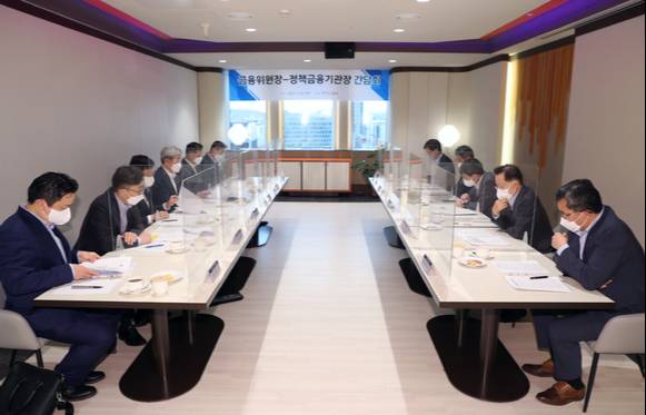 고승범 금융위원장이 28일 서울 중구 은행연합회 뱅커스클럽에서 진행된 정책금융기관장 간담회에서 이동걸 KDB산업은행 회장, 윤종원 IBK기업은행장, 방문규 수출입은행장, 윤대희 신용보증기금 이사장, 최준우 한국주택금융공사 사장, 문성유 한국자산관리공사(캠코) 사장, 위성백 예금보험공사 사장, 이계문 서민금융진흥원장 등 정책금융기관장과 간담회를 열고 정책모기지 운영, 중소기업·소상공인 지원 등 주요 현안에 대해 다양한 의견을 논의했다. [사진=금융위원회 ]