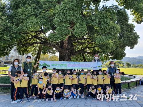 성주군의 숲에서속닥속닥 프로그램에 참여한 지역 한 어린이집 원생들이 기념촬영을 하고 있다. [사진=성주군]
